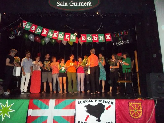 Durante el festejo del Día del Euskera Euskaltzaleak entregó ramos de flores a sus proofesores (foto EuskalKultura.com)